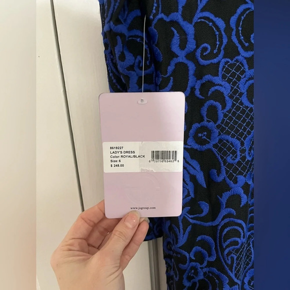 JS COLLECTIONS Embroidered V-Back Dress - Picture 7 of 8